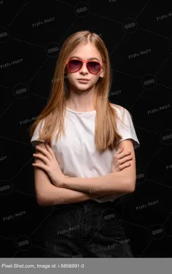 красивая молодая женщина в солнечных очках. стильная девушка в красной  повязке. модный женский вид цветной рисунок Иллюстрация вектора -  иллюстрации насчитывающей внимательность, иллюстрация: 220499656