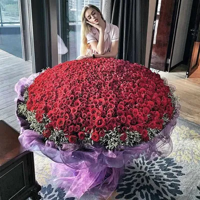 Bouquet of 100 red roses and 1 white rose 50 cm with delivery to Алмате —  Cvety.kz