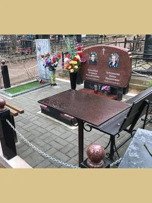 Скамейка и столик на кладбище в Екатеринбурге