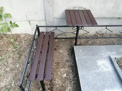 Столик на кладбище
