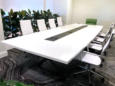 Мебель для конференц залов купить - стол переговоров Лофт, Модерн (эллипс,  стекло, белый, размер). Итальянское качество в Москве.