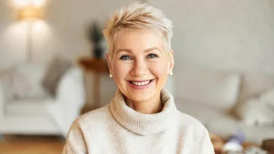 Женские стрижки для круглого лица омолаживающие (44 лучших фото)