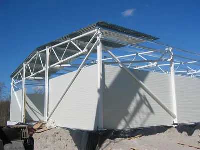 Строительство быстровозводимого здания с металлической фермой для крыши.