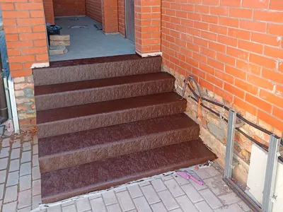 Накладные ступени из бетона на лестнице дома в г. Великие Луки