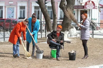 Московские единороссы вместе с жителями вышли на городской субботник