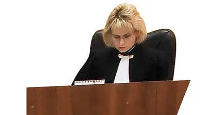 Строгая женщина-судья за столом в зале суда :: Стоковая фотография ::  Pixel-Shot Studio