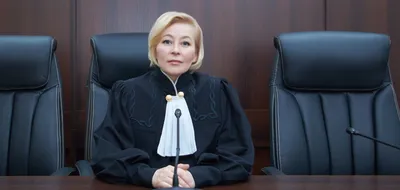 Женщина-судья за столом в зале суда :: Стоковая фотография :: Pixel-Shot  Studio