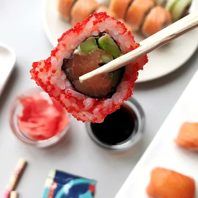 🍙SUSHI DOSTAVA CRNA GORA🍣 on Instagram: \"В чем же разница ? СУШИ и РОЛЛЫ  Суши (нигири)-это рис в виде вытянутого комочка с небольшим пластом филе  рыбы (морепродукта) сверху. Иногда конструкцию перехватывают тонкой