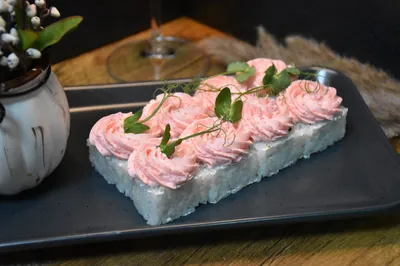 Заказать Ролл Лава с креветкой запеченная в Томске — доставка от Sushi-Jet