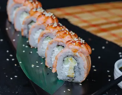 Saya Sushi - Немного хрустящий, но при этом нежный и таящий во рту  запечённый ролл 😍 это тот самый вид роллов, который заказывают чаще всего.  🍣 Поцелуй гейши - лосось, сливочный сыр,
