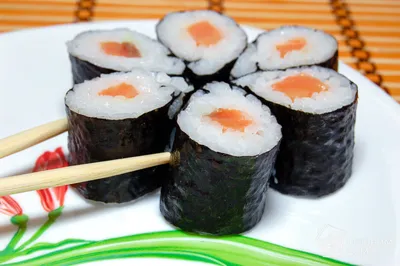 суши с лососем на листьях с черным фоном, жареный лосось нигири суши, Hd  фотография фото, еда фон картинки и Фото для бесплатной загрузки