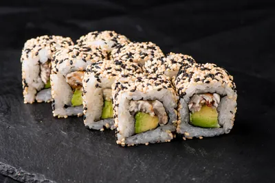 Ролл Dragon roll с угрём - заказать по выгодной цене с доставкой от  Watatsumi