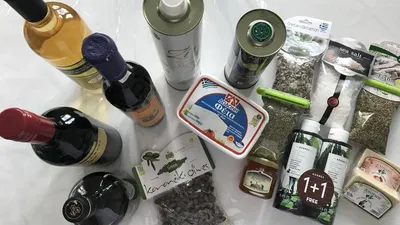 Различные сувениры в греческом сувенирном магазине, Греции Стоковое Фото -  изображение насчитывающей рынок, скульптура: 79928088