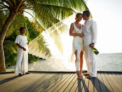 Maldives-Bonus.com - Свадьба на островах — что может быть прекраснее и  романтичнее, проведение свадебного торжества на утопающем в зелени,  находящемся рядом с Индийским океаном, роскошном отеле. 🕊 Проведите  церемонию мечты прямо не