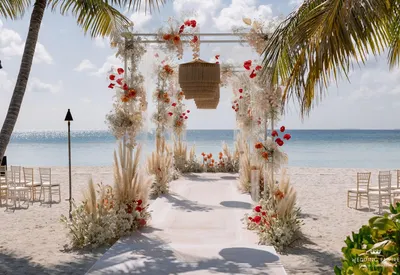 4 платья, самый большой пляж на Мальдивах и приватная церемония: как прошла  свадьба Нюши | WMJ.ru