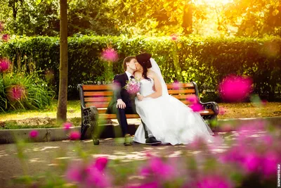 Семейные моменты под дождем на свадьбе: скачивайте изображения бесплатно
