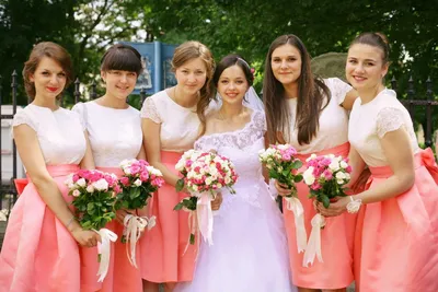 Невеста в красном цвете платья и Bridesmaids свадьбы одевая держащ Wedd  Стоковое Изображение - изображение насчитывающей захват, пастельно: 64963905