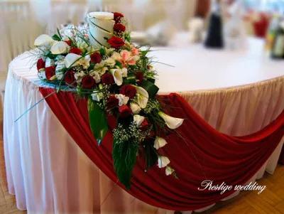 Свадьба в красном цвете: удачные идеи по оформлению и декору кортежа,  подъезда, помещения, пригласительных + фото стильных нарядов
