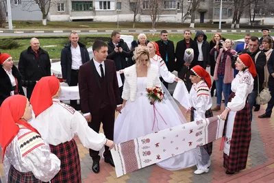svadebniy-jurnal.ru - Свадебный журнал. Свадьба в русском народном стиле.  Приглашение в сказку для молодых, свадьба в русском народном стиле.  Варианты оформления банкетного зала зимой и открытой площадки летом.  Пригласительные открытки, декор для