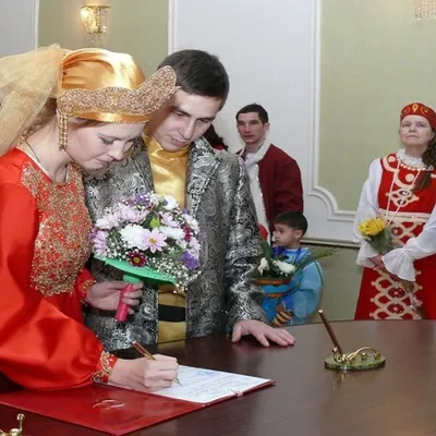 В Губкине устроили «сказочную» свадьбу в русском народном стиле