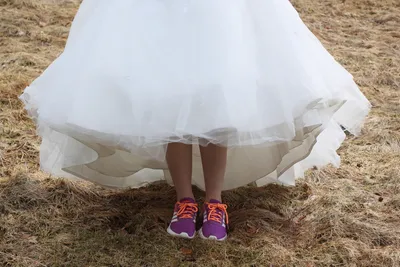 Свадебное платье невесты красоты ног обувь снаружи Стоковое Фото -  изображение насчитывающей снаружи, красивейшее: 167648096