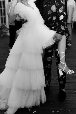 Невеста на дно, свадебные платья и обувь Стоковое Фото - изображение  насчитывающей грациозно, край: 209248196