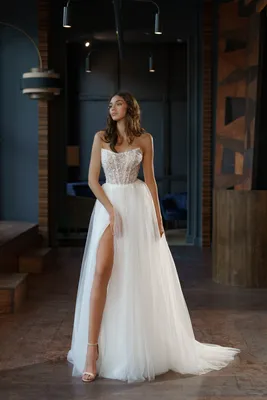 Изысканное кружевное свадебное платье цвета шампанского из тюля с открытыми  плечами