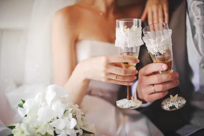 Свадебные бокалы своими руками: как украсить фужеры для молодоженов |  Joy-Pup - всё самое интересное! | Дзен