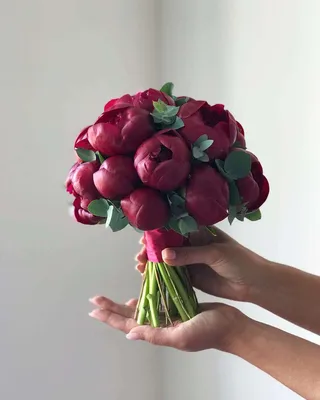 Свадебный букет из пионов и кустовой розы – купить в Тюмени с доставкой по  низкой цене в цветочном салоне Прованс