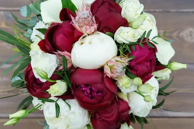 Свадебный букет из пионов, роз и лизиантусов купить с доставкой по цене  8290 ₽ в Нижнем Новгороде | Букеты от База Цветов 24