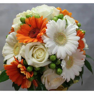 Заказать Свадебный букет невесты из гербер и роз \"Радужный\" в Москве за  3500 руб.