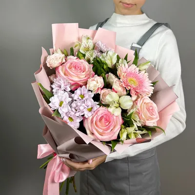 Букет с герберами, розой, хризантемой, гвоздикой и зеленью в упаковке  купить в Твери по цене 1260 рублей | Камелия