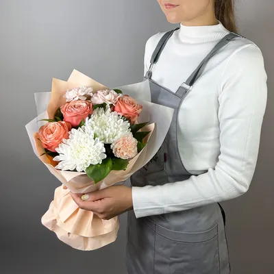 Купить свадебный букет невесты из белых роз (19 штук), зеленой хризантемы  (7 веток) и декоративной зелени с доставкой по Киеву. Низкая цена, быстрая  доставка.