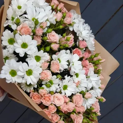 Сборный букет из цветных и кустовых роз, хризантем и гипсофилы