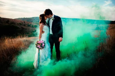 цветной дым зеленого цвета в ногах у молодожен | Романтические свадебные  фотографии, Цветной дым, Свадебные фотографии