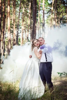 молодожены в белом дыму на фотосессии | Свадебные фотоальбомы, Позы для  свадебных фото, Волшебная свадьба