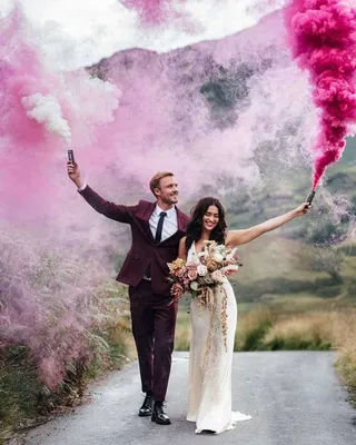 Свадебная фотосессия на озере с цветным дымом
