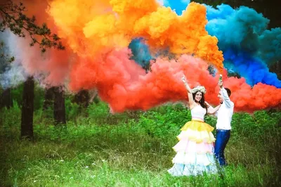 Яркое свадебное фото с цветным дымом