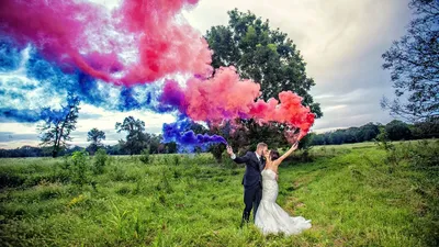 Свадебные фото в полевых условиях с красным дымом