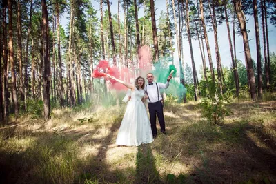 Свадебная фотосессия с синим дымом на пруду