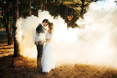 Цветной дым на свадьбе: ТОП-20 идей для фото - Weddywood