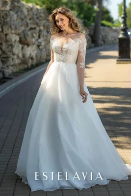 Свадебное романтичное платье с кружевным лифом, шлейфом и прозрачным  длинным рукавом в Хабаровске