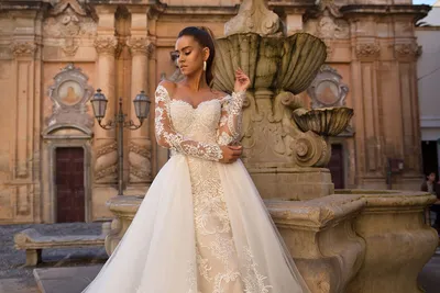 Кружевное закрытое свадебное платье с блеском купить в Москве