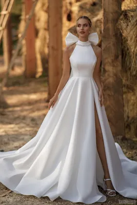 Блестящее свадебное платье с V-образным декольте купить в Москве
