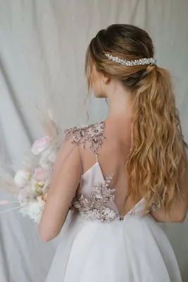 Свадебная прическа на длинные волосы в 2022 году — красивые укладки длинных  волос невесты с челкой на свадьбу