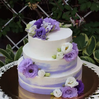 Свадебный торт, бисквит ванильный, крем сливочно-творожный, внутри клубника  и бана… | Цветочные свадебные торты, Фиолетовый свадебный торт, Торт для  осенней свадьбы