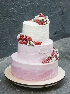 Торт свадебный трёхъярусный оформленный ягодами и цветами из крема |  Праздничный торт, Торт, Большой торт