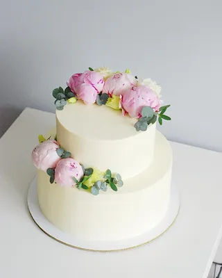 Двухъярусный свадебный торт украшенный кремом и цветами на заказ Киев