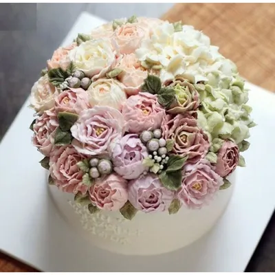 Сливочный свадебный торт с пионовидными розами