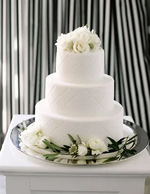 Двухъярусный свадебный торт покрытый кремом на заказ Киев